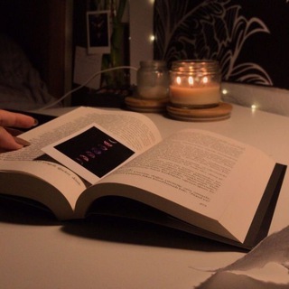 Логотип @booksandcoffee1 - под завалом книг 🍂