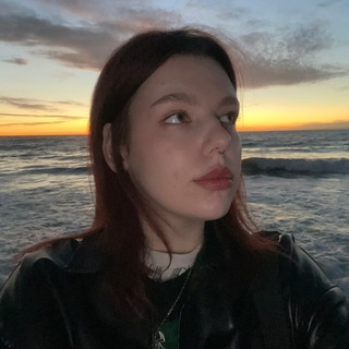 Логотип @booktalkerr - говорящая с книгами