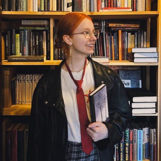 Логотип @bookvetty - с книгой и в берете💌