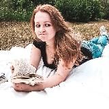 Логотип @bookvinist - Наташа • Буквинист 🍷