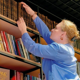 Логотип @booky_wife - Жизнь с книгами