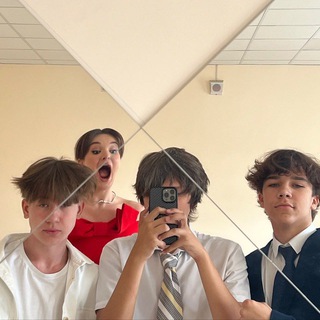 Логотип @bratochkini - братцы