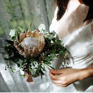 Логотип @brideholic - Невестины хотелки