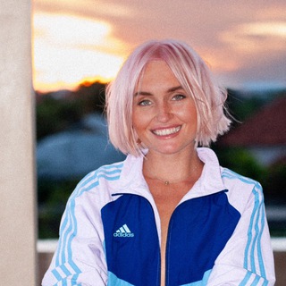 Логотип @bucketofenglish - ENGLISH W/VEDRUSHA 🫰🏽