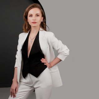 Логотип @bullet_it - Елена Львова | IT-Карьера и Инновации