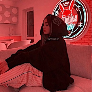 Логотип @bunnuxmuyxx - 𝗯𝘂𝗻𝗻𝘂𝘅𝗺𝘂𝘆 👩🏼‍❤️‍💋‍👨🏼