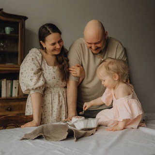 Логотип @caramelinthepocket - Карамелька в кармашке