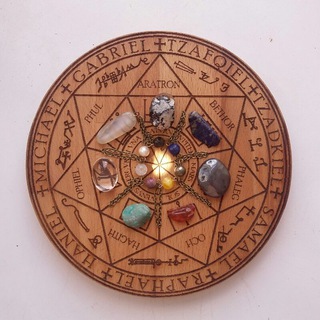 Логотип @cardsandgems - Карты, камни, два кольца.