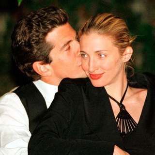 Логотип @carolynkennedy_bessette - Carolyn-Bessette Kennedy