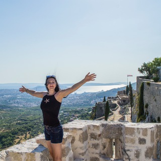 Логотип @castles_stories - Замки и крепости планеты