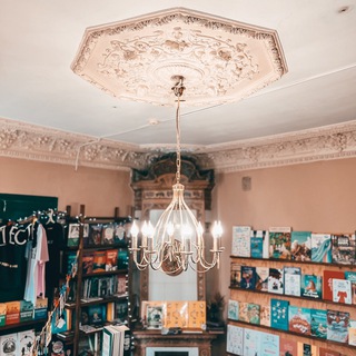 Логотип @charlie_krd - Книжный «Чарли»