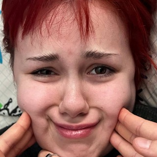 Логотип @chatnanstara - обсуждать и осуждать 💅🏼