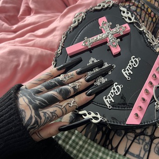 Логотип @chernovanailsss - треш мастер