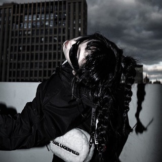 Логотип @cherrycigarettesss - чапман с вишней.