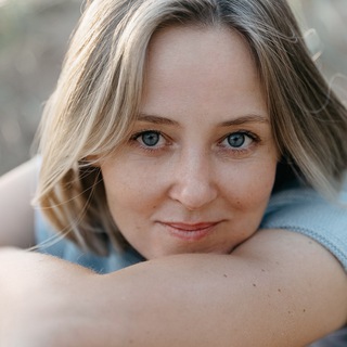 Логотип @chitaemgovorim - Книготерапия с Олей