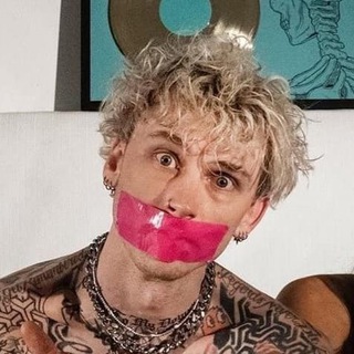 Логотип @chtotamuznamenitostey - Что там у знаменитостей?