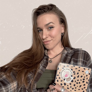 Логотип @commentsbybookerly - bookish vibes 🍂 Болтушня