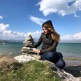 Логотип @consciouspathschool - Яна Шахназарова. Жизнь как Путешествие.