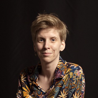 Логотип @curiousliza - Лизе всё интересно!