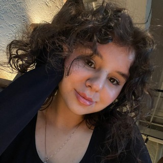 Логотип @curly_with_books - кудрявимся и читаем 🦔