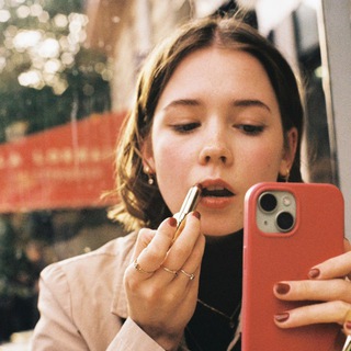 Логотип @daisyintrouble - дейзи in trouble