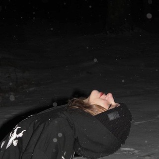 Логотип @daliveproof - кофейный аромат.