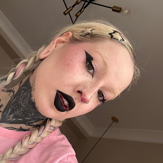 Логотип @dariamilk - дарья милк скатилась