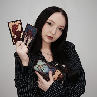 Логотип @dariatarot3 - RETROGRADNYA💄