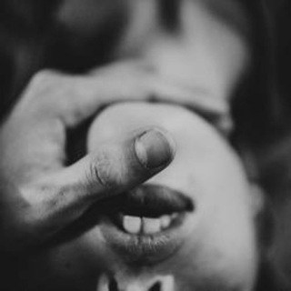 Логотип @darkbrokenmirror - In Dark Light