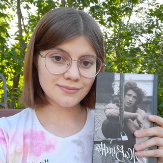 Логотип @darling_ria - chromatic.books📚