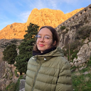 Логотип @dashalangs - Даша о языках