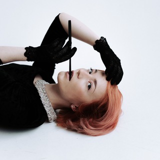 Логотип @dashalovesstartups - Стартапы, фэшн и Даша