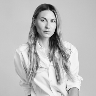 Логотип @dashaveledeeva - Даша Веледеева