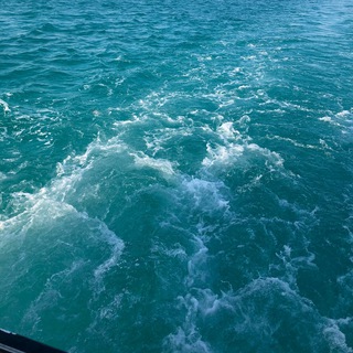 Логотип @daytobehappy - +1 day to be happy