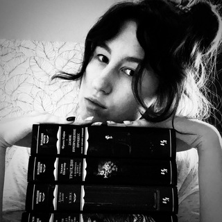 Логотип @de_arte_arslonga_vitabrevis - de•arte