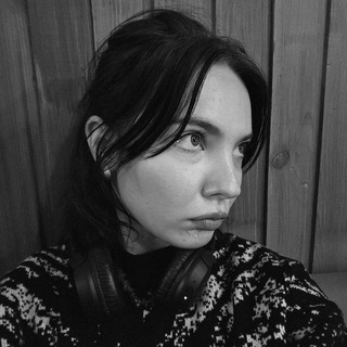 Логотип @deadinsidebuthorny - колючий светр