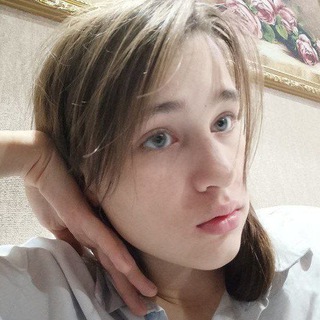 Логотип @deardinaaa - 🎀 fraise fille 𓆩 ♱ 𓆪