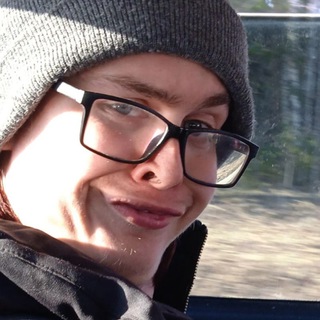 Логотип @dedbrom_cdm - деды сидят здесь