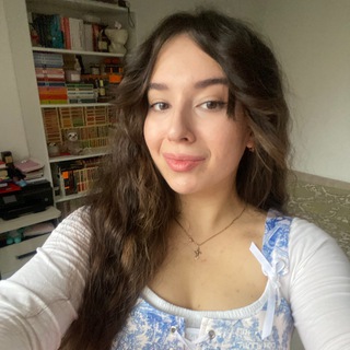 Логотип @delixstudy - незнакомка с книгой в руках 🌙🤎