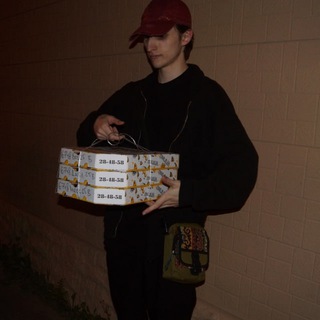 Логотип @derimopostimskaifom - Average Music Enjoyers