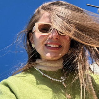 Логотип @designinsta - Кристина Дизайн Кристалл • Школа дизайна и нейросетей• Курсы по инфографике для Wildberries и Ozon • Карточки для маркетплейсов