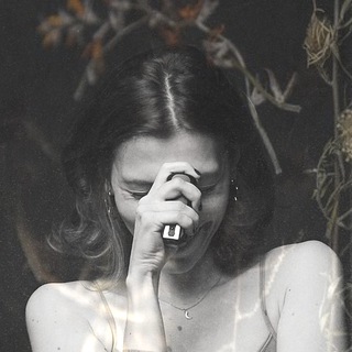 Логотип @designintrovert - дизайн интроверта