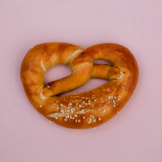 Логотип @deutschmitlove - немецкий 🥨 Берлин & любовь