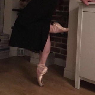 Логотип @devilonpointshoes - Дьявол на пуантах