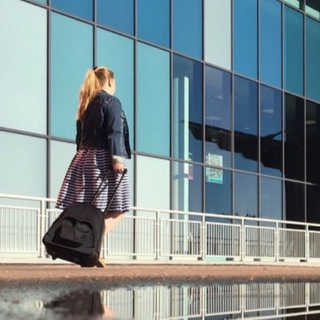 Логотип @devochka_s_chemodanom - Девочка с чемоданом