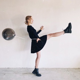 Логотип @devochki_na - Настя шла и нашла