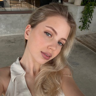 Логотип @devochkikoroche - Девочки, короче