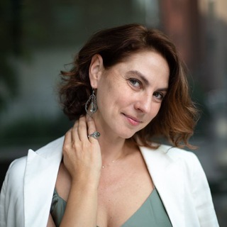 Логотип @dialogi_emigration - Диалоги с Юлией Морозовой