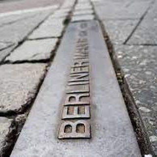 Логотип @dieberlinermauer - Дверь в Стене