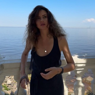 Логотип @dishaubert - DianaShaubert